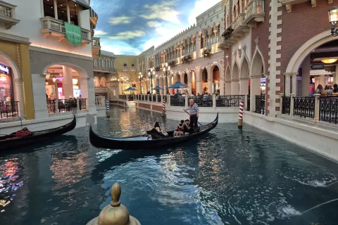 Las Vegas je mesto zabave, zapeljati pa se je moč tudi z Beneško gondolo. / Foto: Vilma Stanovnik