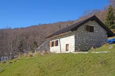 Opuščena planina Cimadors, kjer je neoskrbovan bivak. Desno vidimo vrh, a do njega je še cca. 45 minut hoje. / Foto: Jelena Justin