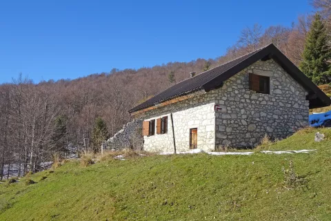 Opuščena planina Cimadors, kjer je neoskrbovan bivak. Desno vidimo vrh, a do njega je še cca. 45 minut hoje. / Foto: Jelena Justin