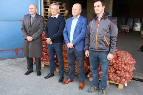 Na problematiko pri pridelavi in prodaji krompirja so opozorili (od leve) dr. Jože Podgoršek, Janez Okorn, Borut Florjančič, in Robert Golc. / Foto: Cveto Zaplotnik