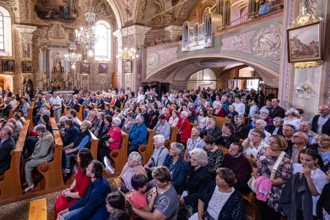Kmetje iz vse Slovenije vsako leto na srečanju napolnijo cerkev svetega Martina na Ponikvi. / Foto: Arhiv Kgzs