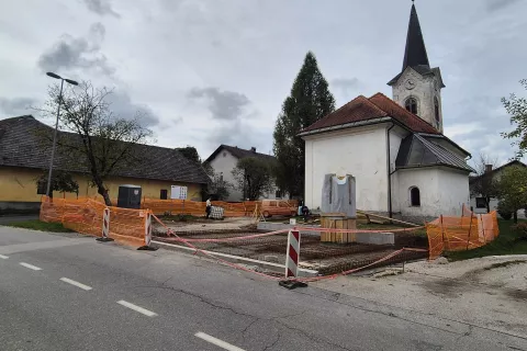 Ob spomeniku Simonu Jenku v teh dneh potekajo intenzivna gradbena dela. / Foto: Igor Kavčič