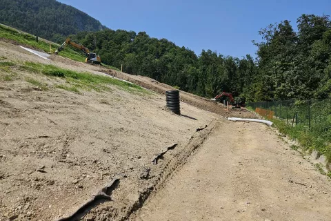 Gradijo tretje odlagalno polje
