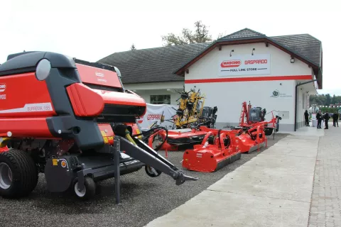 Na lokaciji podjetja Euro Globtrade v Voklem je odslej tudi večja ponudba kmetijskih strojev italijanskega izdelovalca Maschio Gaspardo. / Foto: Cveto Zaplotnik
