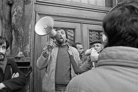 France Tomšič s stavkajočimi delavci Litostroja pred republiško skupščino / Foto: Tone Stojko, Fototeka Muzeja Novejše In Sodobne Zgodovine Slovenije.