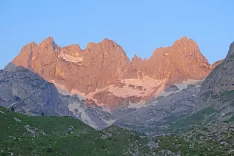 Takole so se v jutranjem soncu pokazali vršaci nad Jezersko dolino. / Foto: Andrej Primc