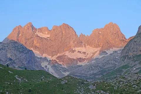 Takole so se v jutranjem soncu pokazali vršaci nad Jezersko dolino. / Foto: Andrej Primc