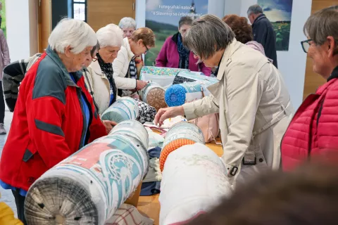 Srečanje s klekljaricami projekta Škofjeloški pasijon v klekljani čipki klekljarice čipka čipke Sokolski dom Škofja loka / Foto: Tina Dokl