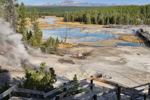 Gejzirji so ena izmed atrakcij Yellowestona in na nekaterih mestih jih je še ogromno. / Foto: Vilma Stanovnik