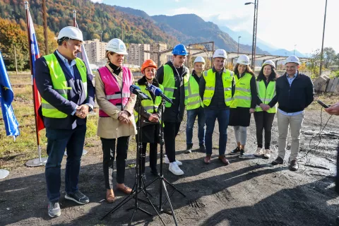 Novinarska konferenca začetek del nadgradnje železniškega logističnega vozlišča Jesenice mag Alenka Bratušek Ministrica za za infrastrukturo in mag. Peter Bohinec župan občine Jesenice / Foto: Tina Dokl