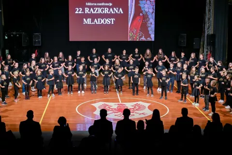 Zaključna prireditev je bila prežeta z nasmehi, plesom in prijateljstvom – utrip dvajsetih Dnevov srbske kulture v Kranju je znova pokazal, kako povezujoča in živa je moč skupne kulture. / Foto: Dragan Blagojević