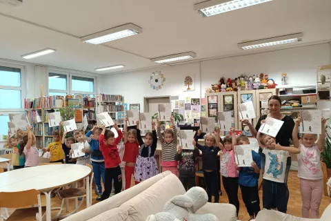Prvošolci s slikanico, ki so jo prejeli ob letošnjem začetku bralne značke. / Foto: Arhiv šole
