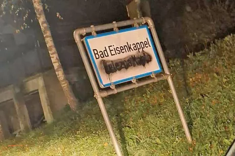 V občini Železna Kapla – Bela so premazali slovenske napise na sedmih dvojezičnih tablah, med njimi tudi tablo pred vhodom v naselje z jezerske strani. / Foto: Časopis Novice Celovec  