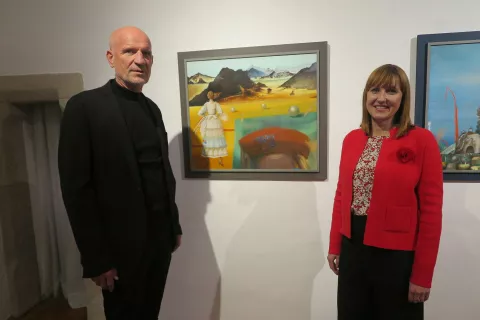 Gostitelj in gostja, vodja Galerije Prešernovih nagrajencev Marko Arnež in direktorica Koroške galerije likovnih umetnosti Petra Čeh / Foto: Igor Kavčič