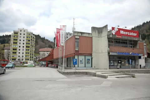 Mercator je trgovski objekt v Železnikih zgradil pred 44 leti. Sedaj ima v pripravi idejno zasnovo za novega, občina pa bi ob njem gradila garažno hišo. / Foto: Gorazd Kavčič / Foto: 