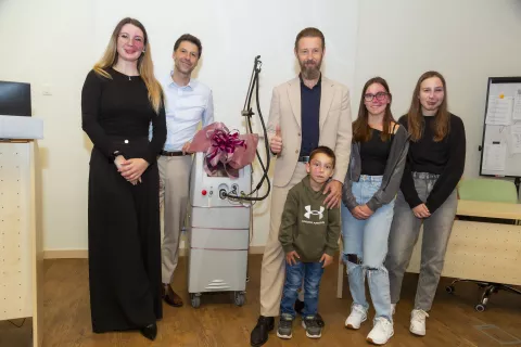 V Društvu Viljem Julijan so Dermatovenerološki kliniki UKC Ljubljana podarili poseben medicinski laser, ki bo omogočil zdravljenje otrok in mladostnikov z ognjenimi znamenji. Na sliki desno je Škofjeločanka Taja Povšič. / Foto: Kolar Tomaz, Arhiv Društva