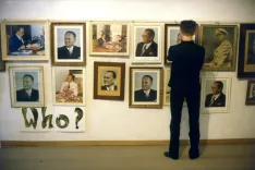 Ne bom oprala teh krvavih madežev jeseni 1987 v galeriji Prešernove hiše. Veliko vprašanje WHO? (KDO?) ob polni steni portretov Josipa Broza Tita. / Foto: Arhiv Metoda Frlica