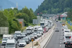 Prometni zastoj avtocesta Jesenice Karavanke Hrušica / Foto: Nik Bertoncelj