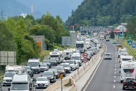 Prometni zastoj avtocesta Jesenice Karavanke Hrušica / Foto: Nik Bertoncelj
