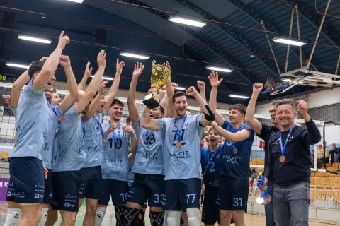 Moška ekipa s pokalom za tretje mesto / Foto: Jan Uršič