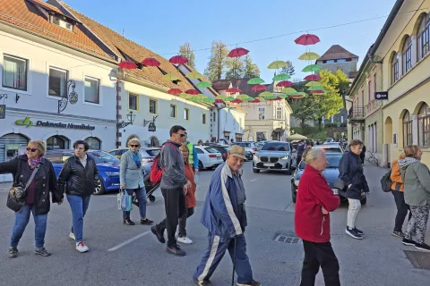 Prešernova ulica med svojim vijuganjem prečka tudi Glavni trg. / Foto: Špela Šimenc