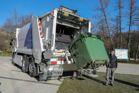 električni smetarski avto komunala Bled / Foto: Tina Dokl
