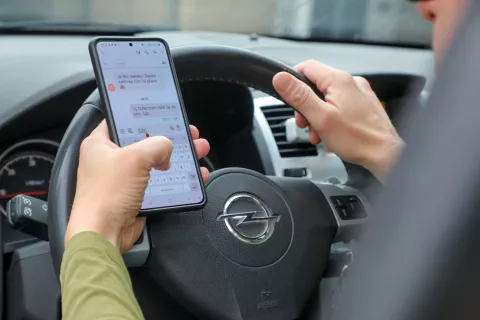 telefon med vožnjo avtomobila / Foto: Tina Dokl