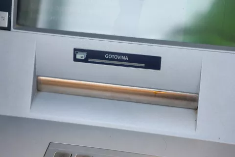 bankomat dvig gotovine gotovina denar / Foto: Tina Dokl