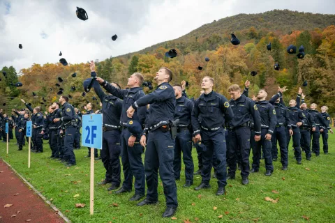 Slovesna zaprisega študentov Višje policijske šole v Tacnu / Foto: Primož Pičulin