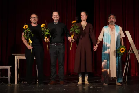 Toplina, vera in nasmeh: SNG Kranj je s predstavo Moj sinko Jezus navdušilo občinstvo v Kokrici. / Foto: Arhiv Sng Kranj (blaž Ocvirk)