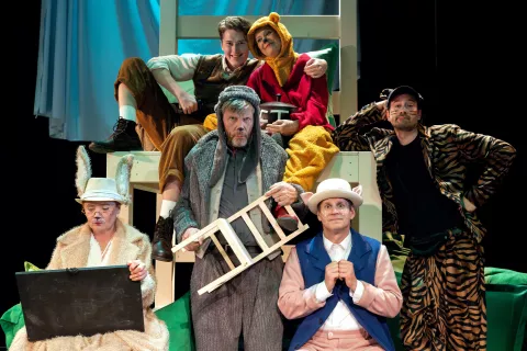 Igralska druščina v predstavi Medvedek Pu / Foto: Nada Žgank