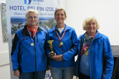 Pokala in medalj za ekipno zmago so se razveselile kamniške upokojenke. / Foto: Vilma Stanovnik