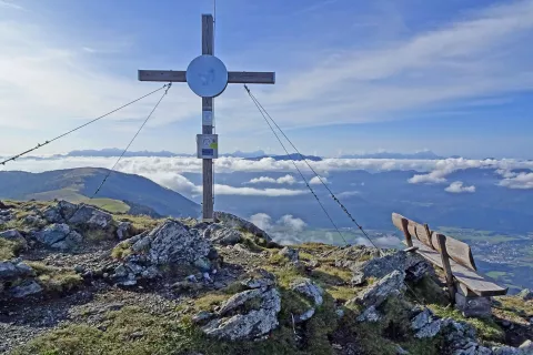 Z Rindernocka se naši hribi pokažejo kot na dlani. Ja, Krške Alpe res niso daleč. / Foto: Jelena Justin