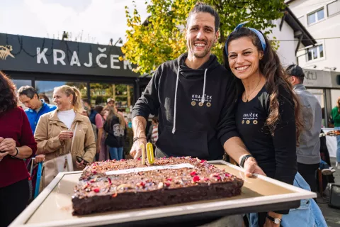 Praznovanje 10. rojstnega dne trgovine Krajček v Kranju, na fotografiji Branko Djoković in Nataša Naneva / Foto: Primož Pičulin