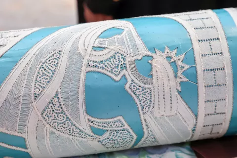 Srečanje s klekljaricami projekta Škofjeloški pasijon v klekljani čipki klekljarice čipka čipke Sokolski dom Škofja loka / Foto: Tina Dokl