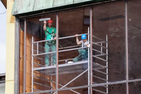 čiščenje oken občina Kranj stavba arhitekta Edvard Ravnikar / Foto: Tina Dokl