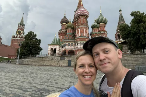 Alexey Zatsépin in Anja Miklavčič Zatsépina pred katedralo sv. Vasilija Blaženega na Rdečem trgu. / Foto: Osebni Arhiv