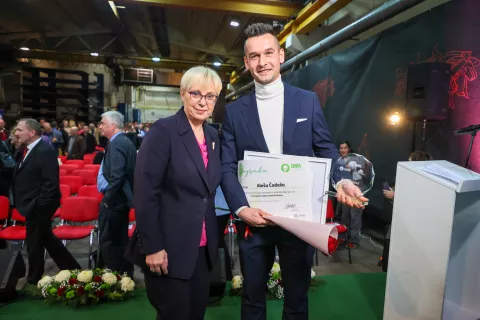 Inovativni mladi kmet Aleš Čadež skupaj s predsednico republike Natašo Pirc Musar / Foto: Tina Dokl