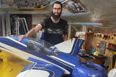 Andrej Mlakar v svoji delavnici z najnovejšim modelom letala / Foto: Tanja Mlinar