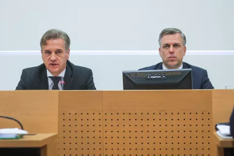 Izredna seja obcinskega sveta Mestne obcine Novo mesto, na kateri so obravnavali varnostno problematiko v regiji, nanjo pa so vabljeni tudi predstavniki drzave, med drugim premier Robert Golob in nekateri ministri. / Foto: Daniel Novakovič/sta