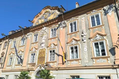  Mestna hiša, Šentvid ob Glini Podpis k sliki (Koroska_6_slika_2.jpg):Slika 2: Otok cvetja, Poreče ob Vrbskem jezeru / Foto: Slavko Zupanc / Foto: Foto: Slavko Zupanc