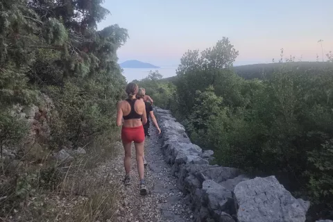 Pešpot, ki se vzpenja iz Martinšćice in je dolga okrog dva kilometra, je vrsto let predstavljala edini dostop do vasi. / Foto: Maja Bertoncelj