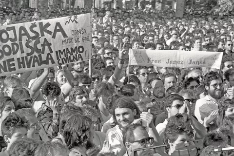 Anton Tomažič iz Domžal s transparentom Free Janez Janša (Osvobodite Janeza Janšo), ki ga je natisnil na računalniku. / Foto: Tone Stojko, Fototeka Muzeja Novejše In Sodobne Zgodovine Slovenije