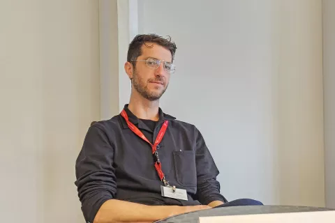 Vincenzo Latronico (1984) je italijanski pisatelj in prevajalec. Z romanom Popolnosti (2022) se je uvrstil v finalni izbor za mednarodnega bookerja. / Foto: Wikipedija