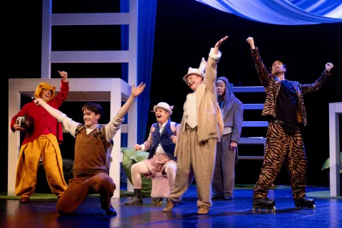 Igralski ansambel se v predstavi zna približati otroški publiki: (z leve)Vesna Pernarčič, Peter Alojz Marn, Aljoša Ternovšek, Vesna Jevnikar, Borut Veselko in Miha Rodman. / Foto: Nada Žgank