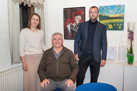 Razstava Edin Kuželj Železniki, žena Fatima in fotografski mojster Aleksander Čufar / Foto: Simon Benedičič