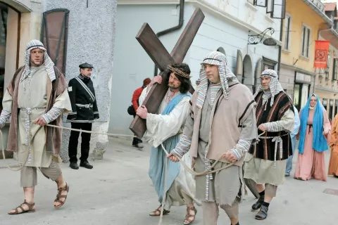 Škofjeloški pasijon je zgodba o Kristusovem trpljenju; iz predstave leta 2015 / Foto: Tina Dokl, arhiv GG / Foto: 