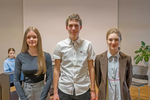 Najboljši esejisti v Mestni knjižnici Kranj, marca 2025. Z leve: Tajda Batagelj, Aljaž Kmetec in Hana Džananović / Foto: Primož Pičulin