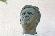 Kiparski portret pisatelja Toneta Svetine na pročelju njegove galerije na Bledu, fotografija iz knjige Slovenska pisateljska pot, 2013. / Foto: Miran Hladnik