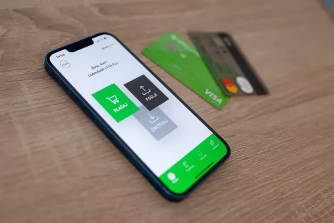 Z uporabo digitalnih bančnih poti, lahko izvedemo transakcijo, ne da bi poznali številko naslovnikovega transakcijskega računa in ostalih podatkov. / Foto: Aleš Senožetnik